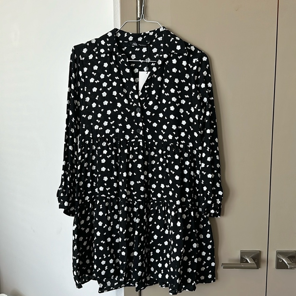 Zara dress. Size Medium. Black & White floral print. Loose fitting. 3/4 sleeves